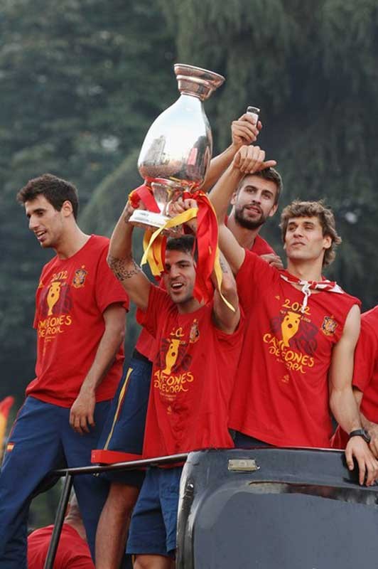 Chiếc cúp vô địch – chiến lợi phẩm lớn nhất của giải đấu – được các tuyển thủ mang tới cho người hâm mộ.